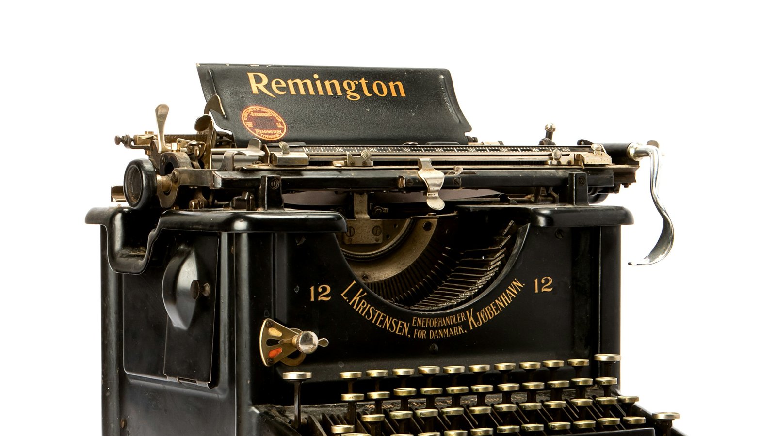 Primo piano di una macchina da scrivere Remington nera su fondo bianco