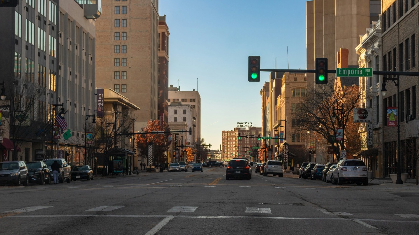 Strada nel centro di Wichita, Kansas, con edifici e semafori